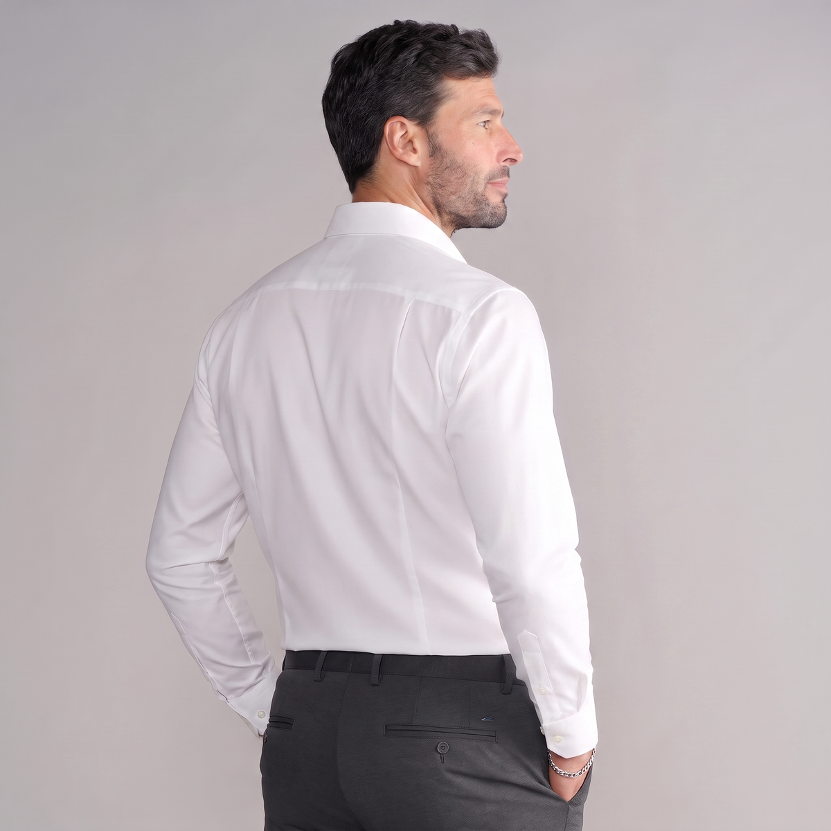 Chemise infroissable homme coupe ajustée Zenniro – détail des finitions