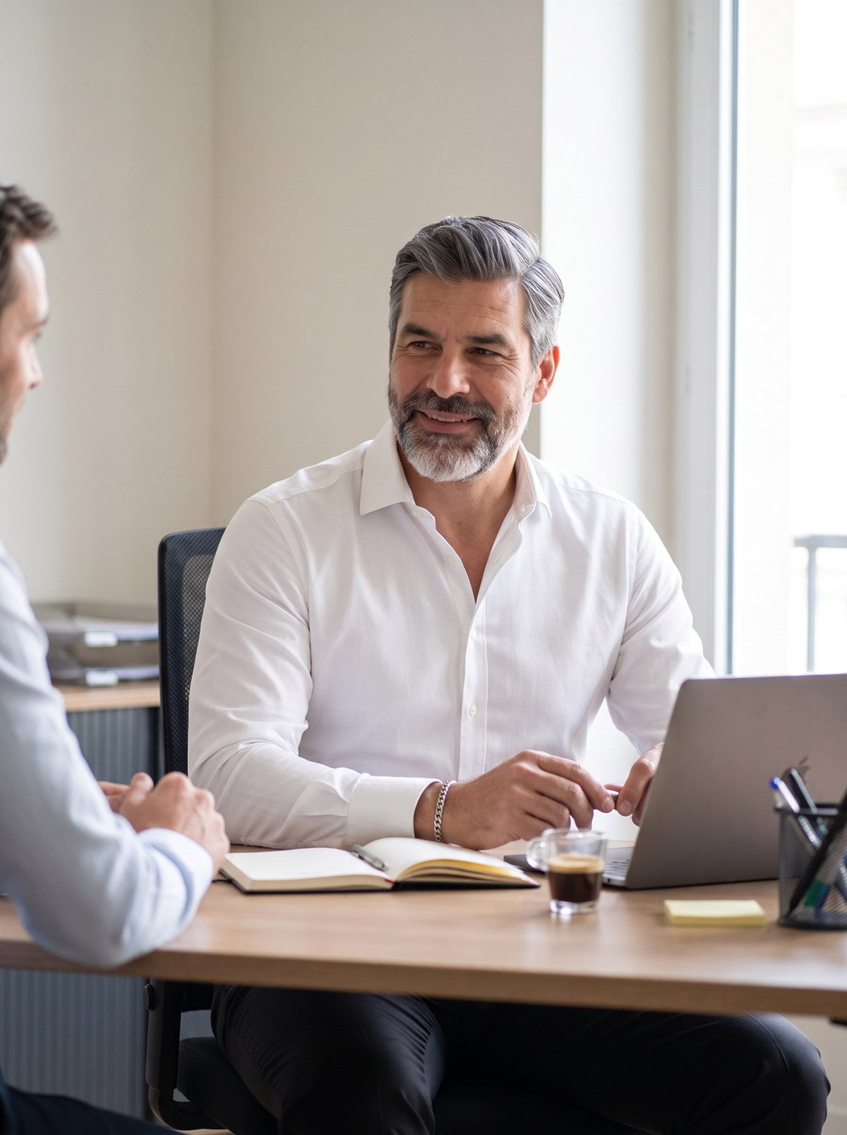 Homme en chemise blanche au bureau Image