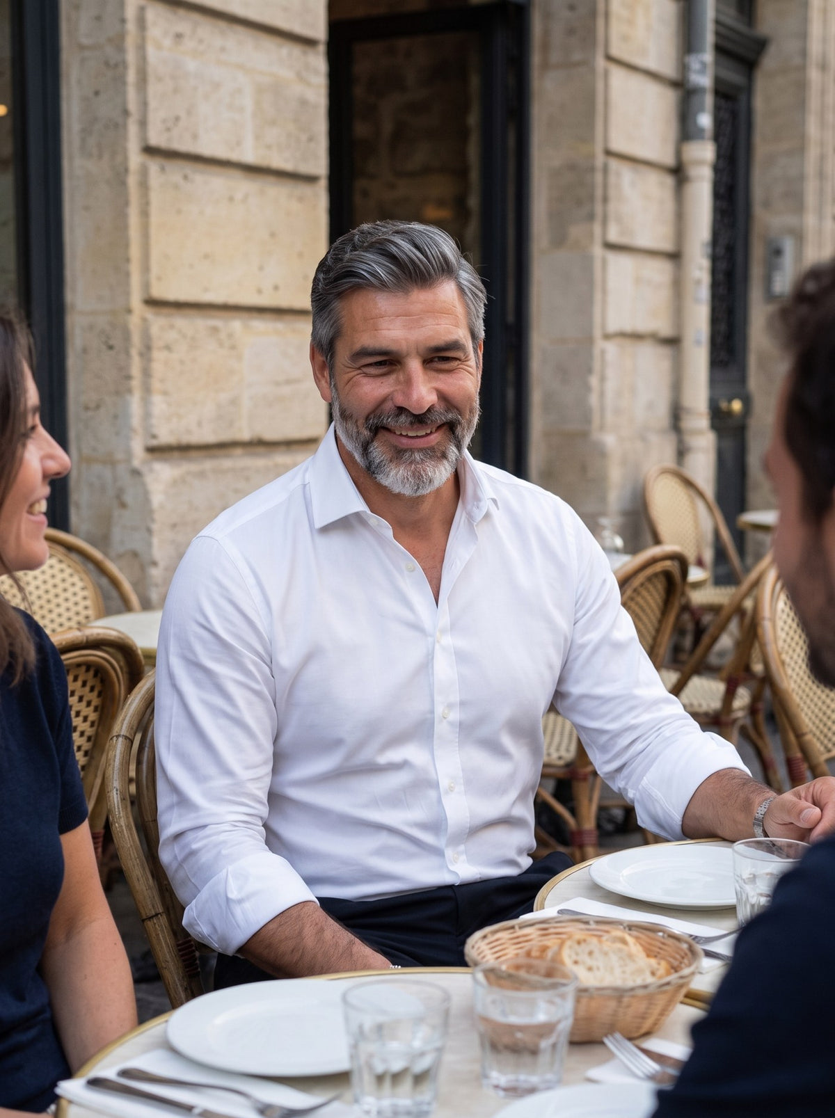 Homme en chemise blanche à une terrasse de brasserie Image